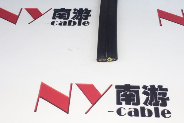 耐久性与安全性：探讨起重机扁电缆的双重标准